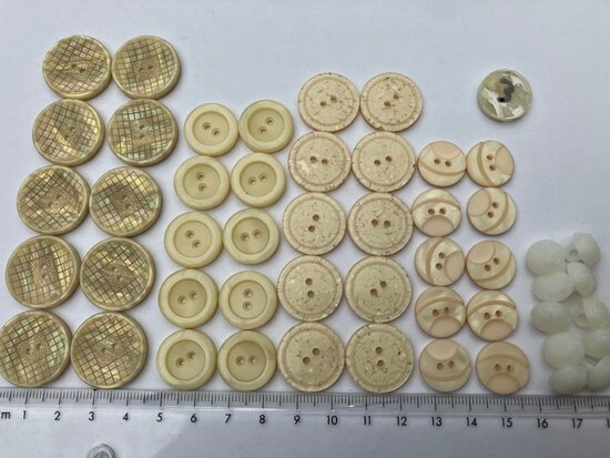 beige knopen