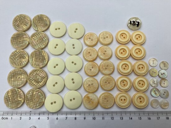 beige knopen
