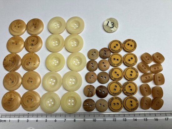beige knopen