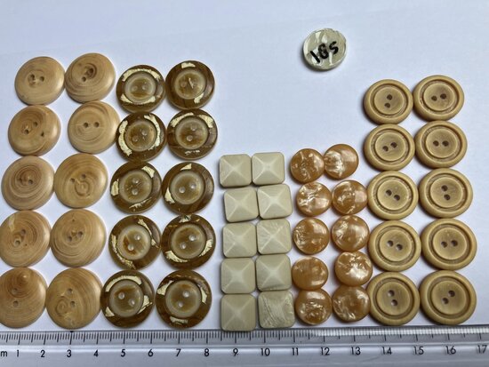 beige knopen