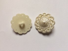 witte bloemmotief knoop 20 mm