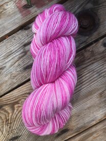 Handgeverfde sokkenwol roze 