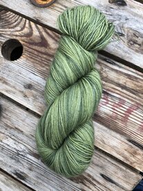 Handgeverfde sokkenwol groen